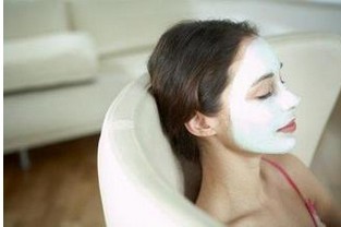 女性面部白癜风是否可以使用面膜保养皮肤?